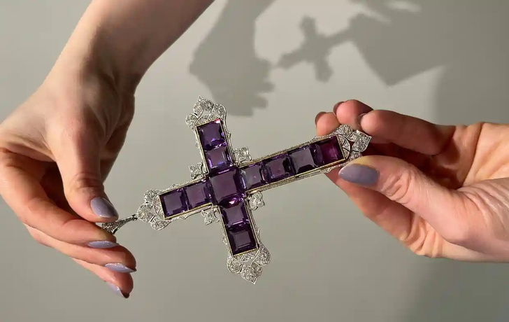Крест принцессы Дианы и часы Жаклин Кеннеди: что говорит о Ким Кардашьян ее страсть покупать вещи звезд-кумиров