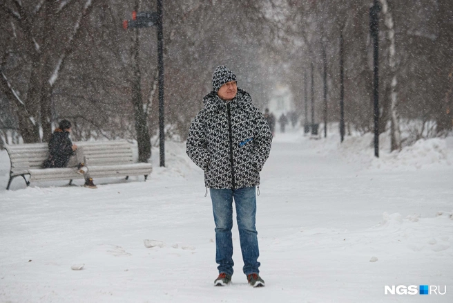 Некоторые новосибирцы не обращали внимания на метель | Источник: Андрей Бортко / NGS.RU