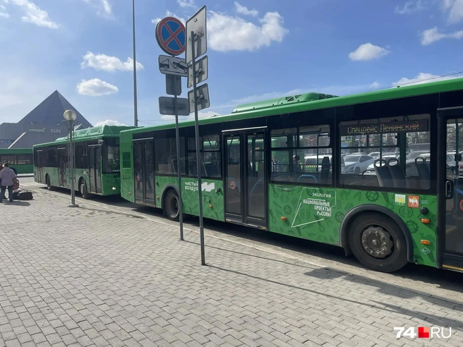 «Мы поняли, что нам очень повезло»: в Челябинск прибыли пассажиры перевернувшегося поезда. Онлайн-репортаж | Источник: Михаил Шилкин