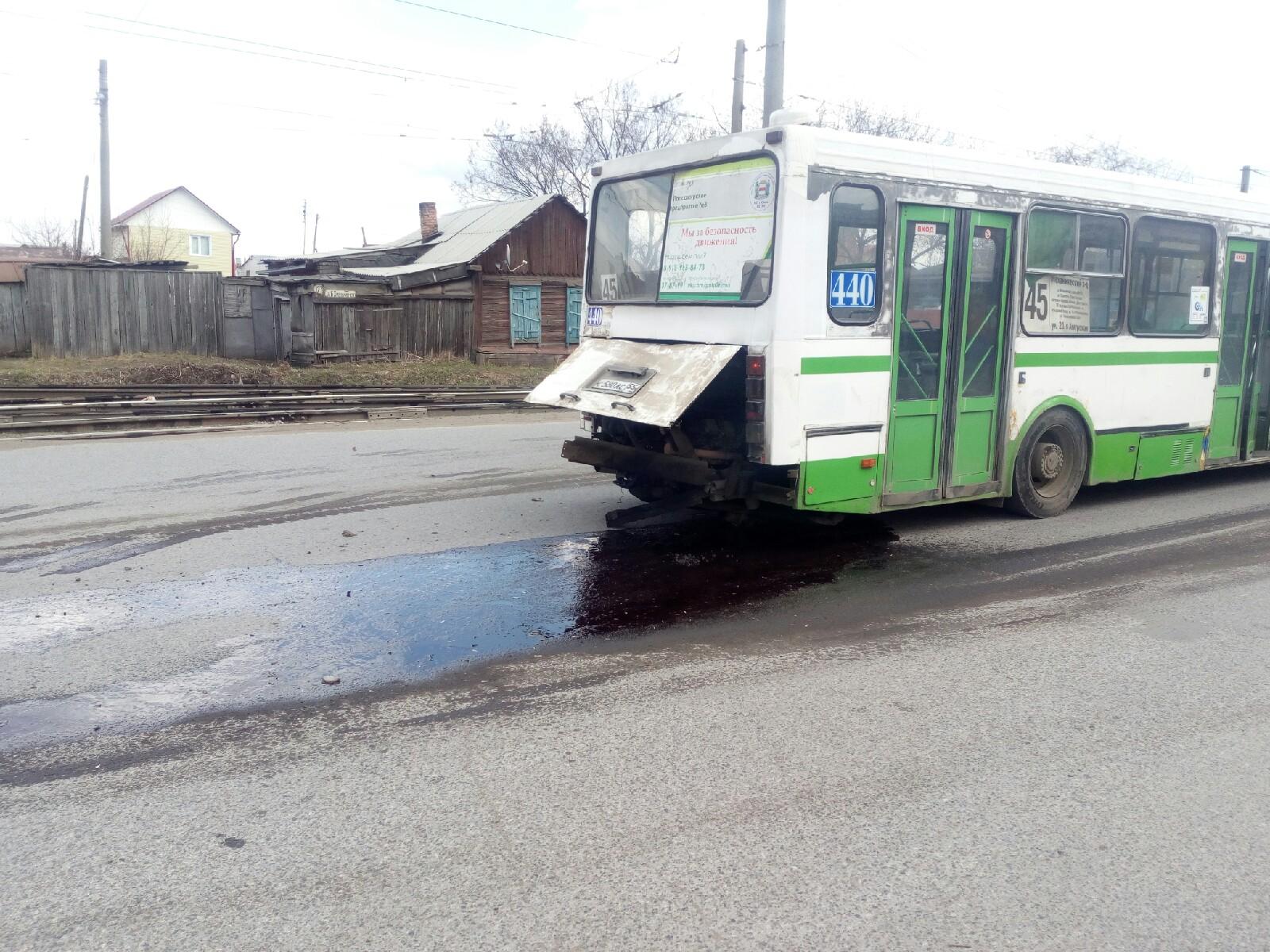 В Омске у пассажирского автобуса выпал двигатель 29 апреля 2019 года - 29  апреля 2019 - НГС55.ру