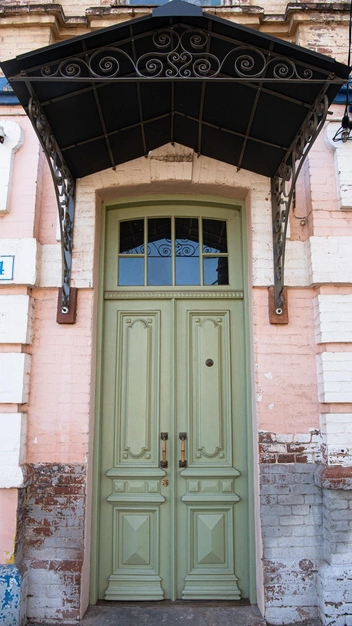 Над дверью установили традиционный кубанский надкрылечник | Источник: Павел Азаров