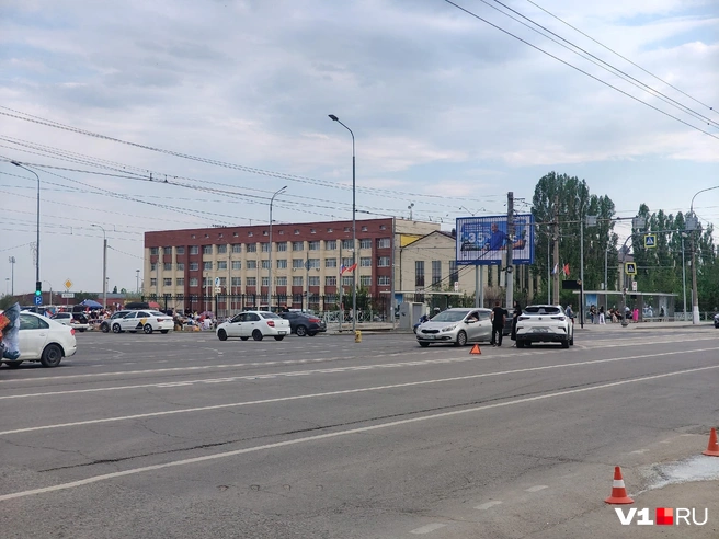 Так спешили на праздник, что теперь придется ждать сотрудников Госавтоинспекции | Источник: Мария Умнова / V1.RU