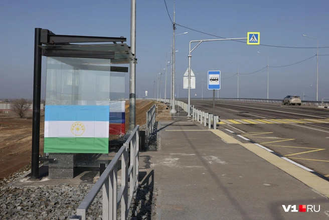 Остановку в Светлоярском районе украсили флагами России и Башкортостана | Источник: Алексей Волхонский / V1.RU