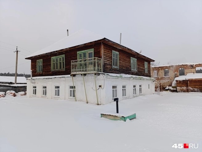 В этом домике могут остановиться трудники, новая гостиница строится за территорией монастыря | Источник: Надежда Тихомирова / 45.RU
