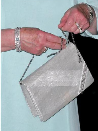 Застрявший каблук и порванная сумка: 10 самых громких конфузов королевских особ в неудобных нарядах