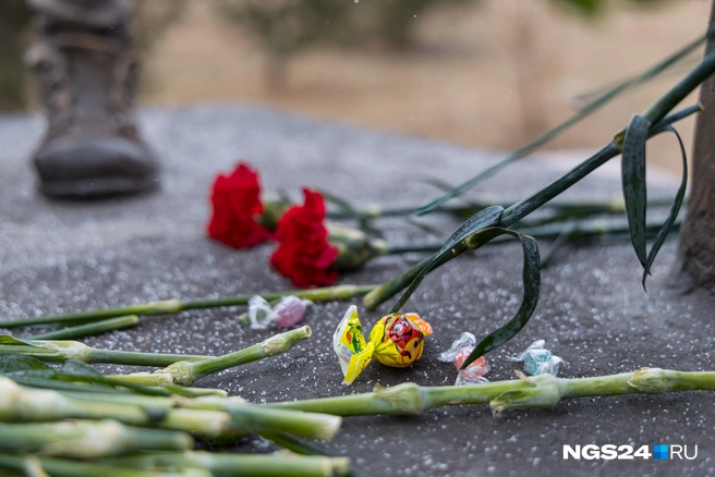 Кто-то принес к памятнику конфеты | Источник: Мария Ленц / NGS24.RU