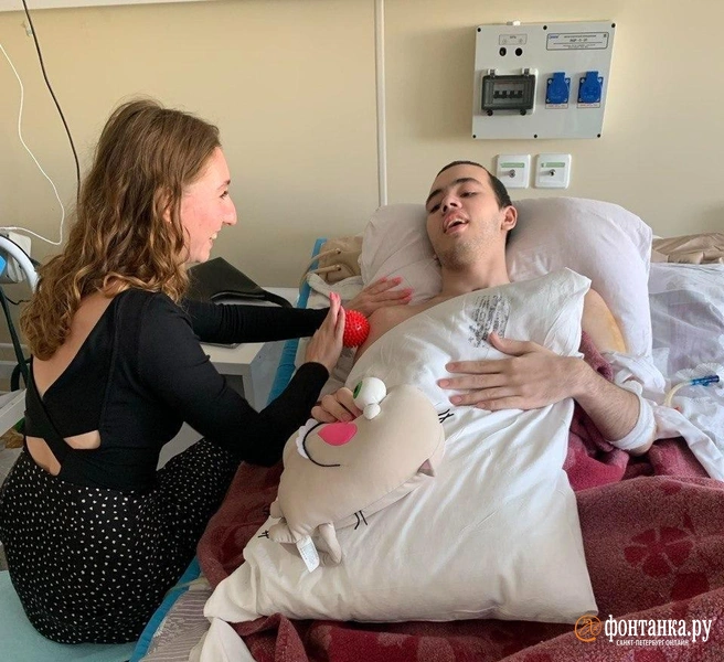 Полина делает Семену массаж руки, они очень подружились | Источник: предоставлено Марией и Семеном