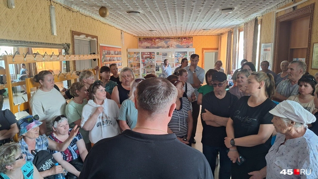 Представитель перевозчика попросил жителей высказывать конкретные предложения о сложившейся проблеме  | Источник: Александр Лисихин / 45.RU 