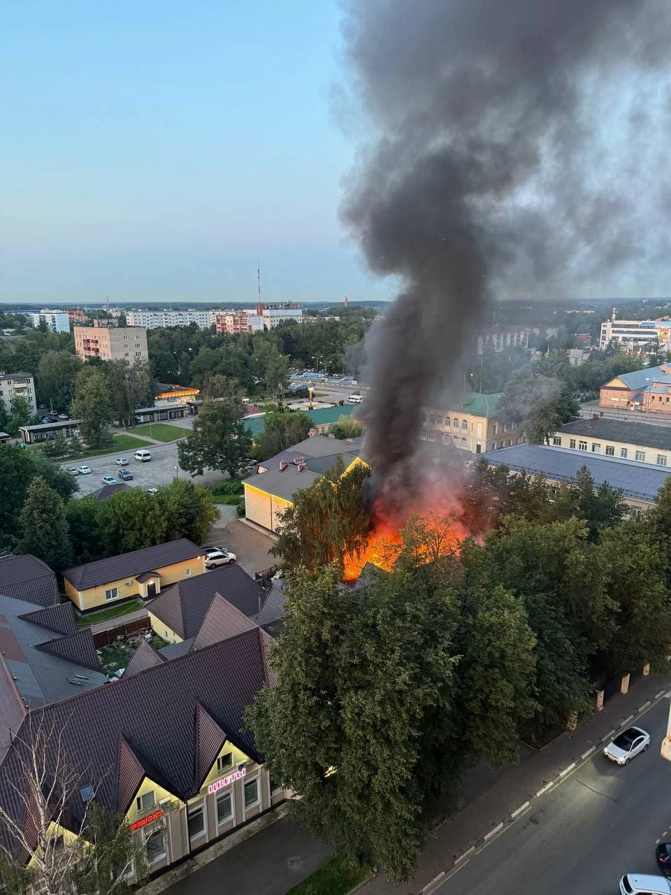 Пожар в Солнечногорске: загорелся клуб-бар «Каре» — откуда дым на улице  Банковской в Московской области - 12 июля 2024 - МСК1.ру