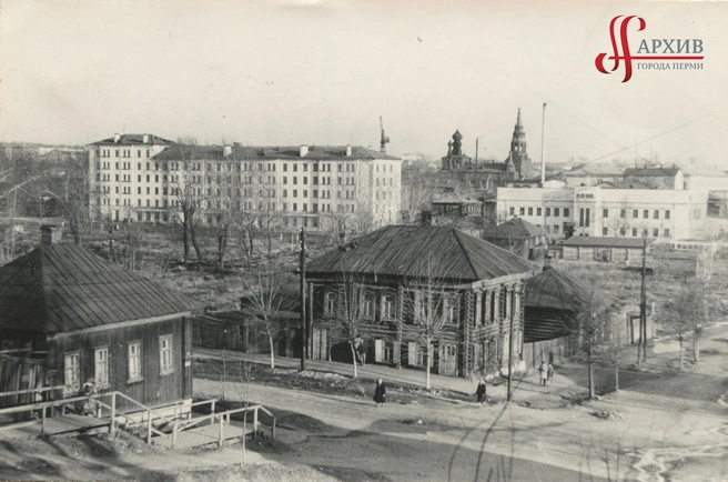 На фото 1967 года будущая эспланада, еще застроенная деревянными домами. Светлое здание на заднем плане справа — это Ленинская баня | Источник: В. В. Реймерс / «Архив города Перми»