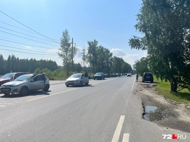 Люди выходили из машин, пока ждали открытия проезда  | Источник: Анатолий Кузнецов / 72.RU 