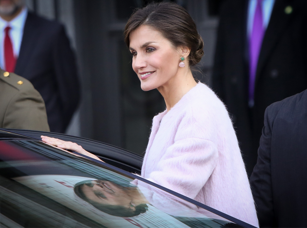 Королева Летиция увлеклась недорогими нарядами | marieclaire.ru