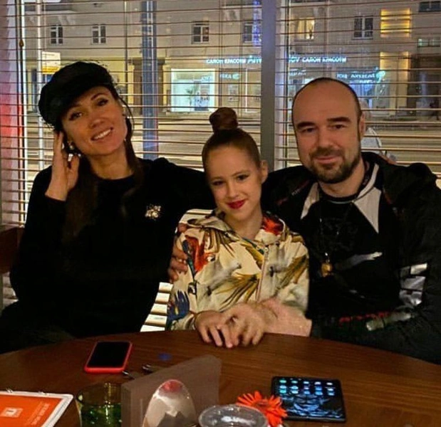 Елена и Роман Товстик с дочкой | www.starhit.ru