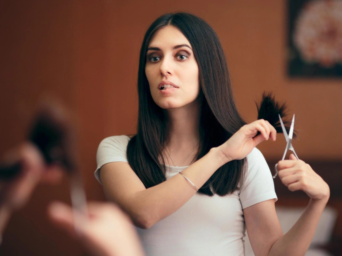 Не рискуйте: почему нельзя стричь волосы самой себе — 5 опасных последствий | marieclaire.ru