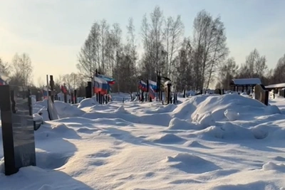 На Гусинобродском кладбище сугробы мешают подойти к могилам