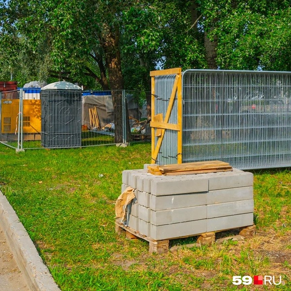 У тротуара сложили бордюрный камень | Источник: Тимофей Калмаков / 59.RU