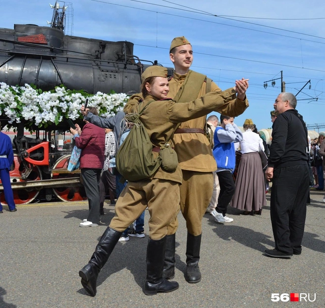 Артистов можно было попросить встать для съемки, а также сфотографироваться вместе с ними | Источник: Анастасия Баринова / 56. RU