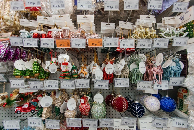 У стеллажей с новогодним декором можно зависнуть надолго&nbsp;— выбор огромный | Источник: Ксения Зимина