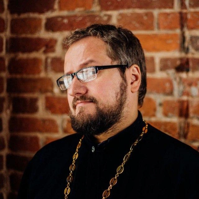 «Не надо курить кальяны с того, что является религиозным символом». Священник ответил на выходки россиянок с куличами | Источник: Священник Владислав Береговой
