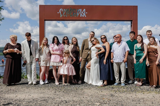 Фотозону для большой компании перед началом «парящего пути» на природном фоне испытали гости фестиваля и свадебной церемонии | Источник: Валерий Звонарев