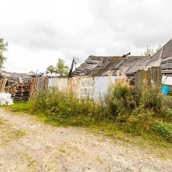 На его территории стоит старый деревянный дом | Источник: surgut.etagi.com