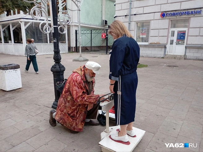 Вообще-то весы у Иосифа Григорьевича торговые, но на них он взвешивает только людей | Источник: Анастасия Фокина / YA62.RU