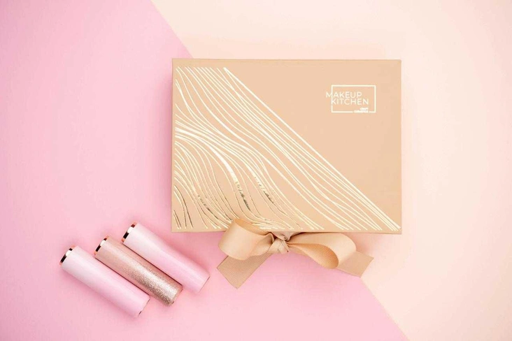 Сертификат в MAKEUP KITCHENЕсли цветы и конфеты уже кажутся формальностью, хорошим вариантом станет сертификат на мастер-класс в MAKEUP KITCHEN — первой в России лаборатории персонализированной косметики. Это подарок-впечатление, где она создаст помаду, блеск или аромат под себя: выберет текстуру, оттенок, ноты и уход, а не получит «готовый набор», который может не подойти.Сертификат легко оформить в электронном виде или в красивой коробке, а записаться на мастер-класс можно в удобное время в течение нескольких месяцев, без привязки к конкретной дате.
