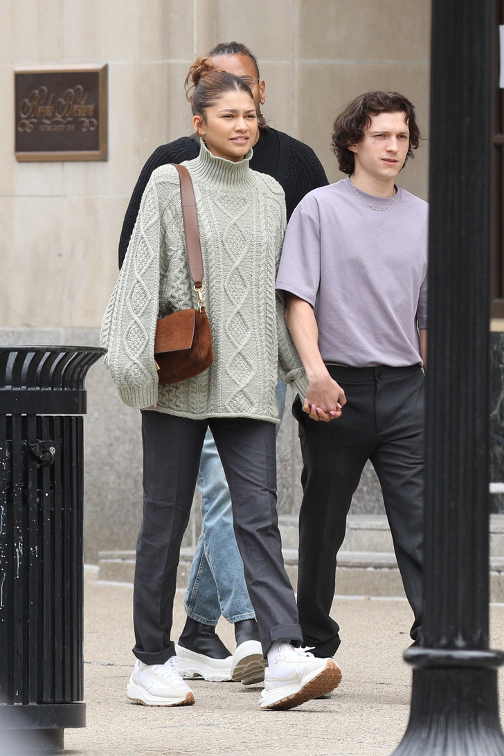 Объемный свитер в «косичку» + самая модная сумка 2022: Зендая на свидании с Томом Холландом