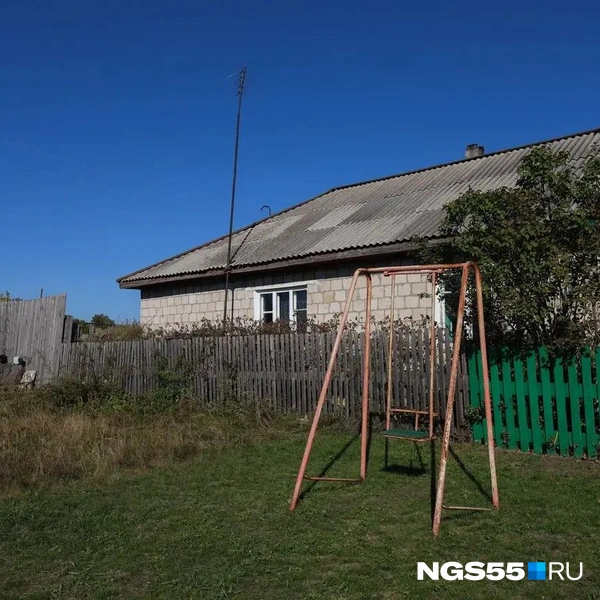 Детей в деревне нет, а качели остались  | Источник: Евгений Софийчук / NGS55.RU 