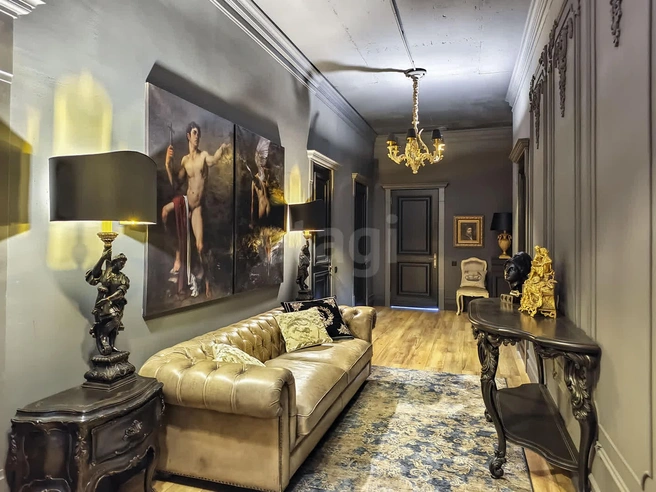 На стенах картины с полуобнаженными мужчинами и женщинами в античном стиле | Источник: etagi.com