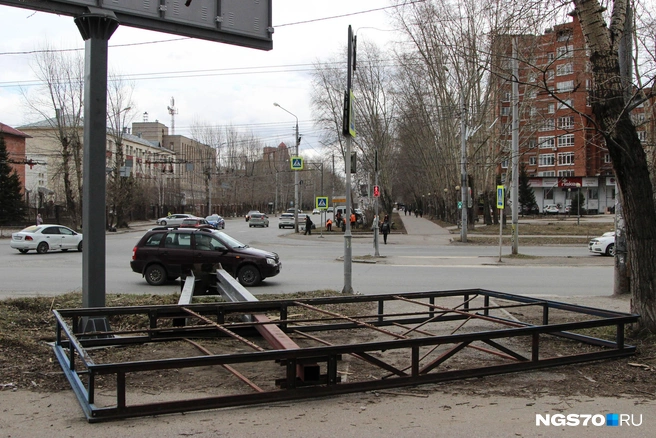 Почему бы и не оставить рекламный банер прямо на пешеходном переходе | Источник: Варвара Фролова / NGS70.RU
