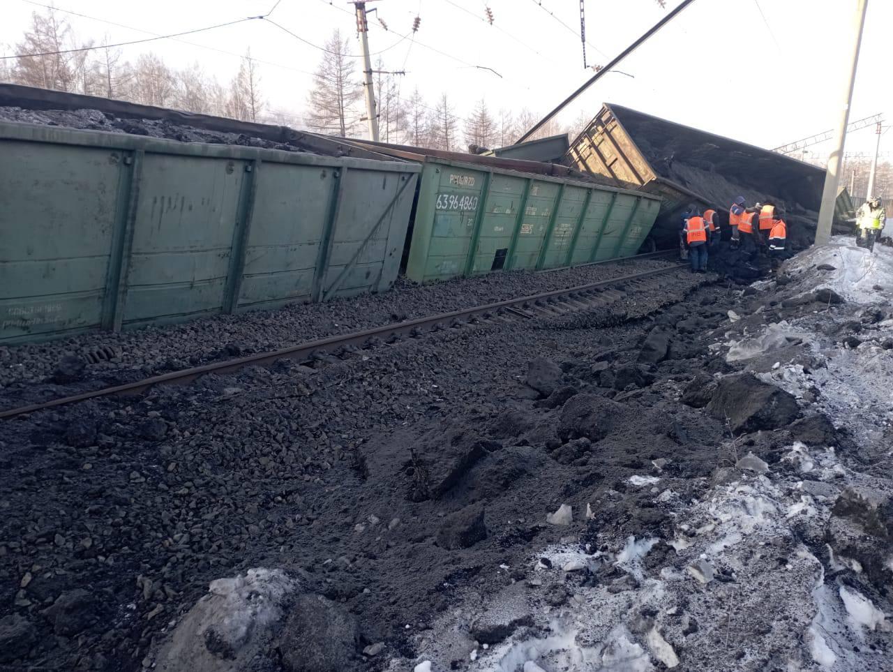 Вагон поезда сошел с рельсов