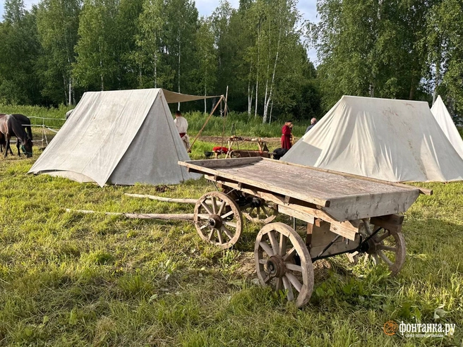 Колеса телеги покрыты дорожной пылью, доски потемнели от времени | Источник: FONTANKA.RU
