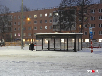 Некоторые пермяки по привычке продолжают идти на остановку «Манеж „Спартак“», но ближайшие два года автобусов там не будет | Источник: Кирилл Хафизов / 59.RU