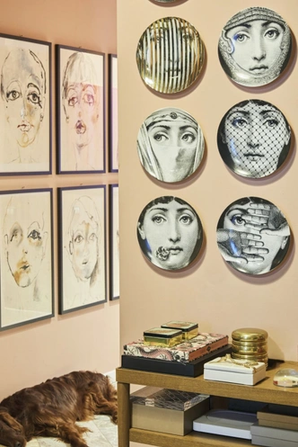 Фрагмент коридора. На стене — тарелки Fornasetti. | Источник: Westwing