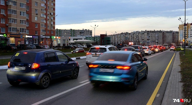 Водители активно едут по выделенке. Штраф — 2250 рублей | Источник: Артем Краснов