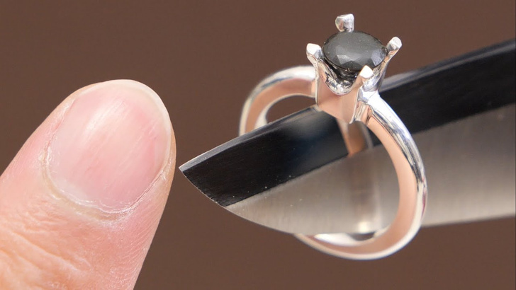 Японец сделал кольцо с «бриллиантом» из собственных ногтей (видео)