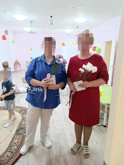 Слева в синем та самая младшая воспитательница, которую обвиняют в побоях. А в красном воспитательница, которая отказалась давать комментарий в нерабочее время | Источник: Читательница NGS24.RU