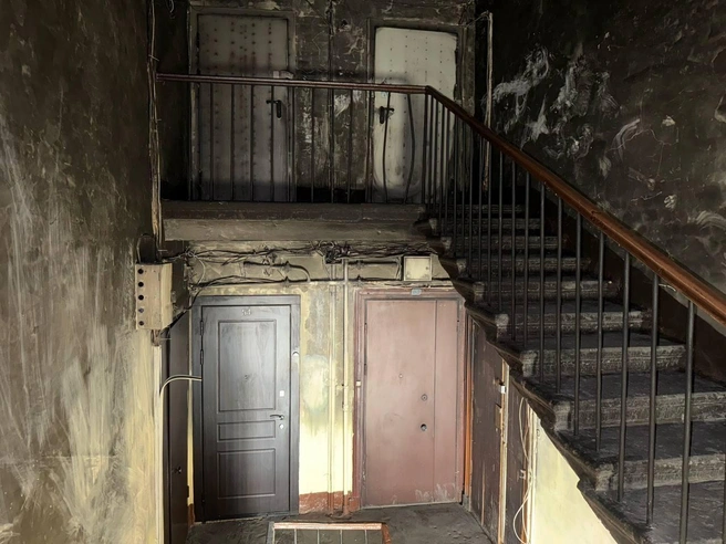 Евгений обустроился на чердаке, принеся матрас и одежду. Соседи выносят его вещи, но он возвращает новые. | Источник: FONTANKA.RU