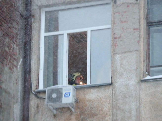 Пожарные проводят разбор конструкций и их проливку. | Источник: Андрей Бортко / NGS.RU