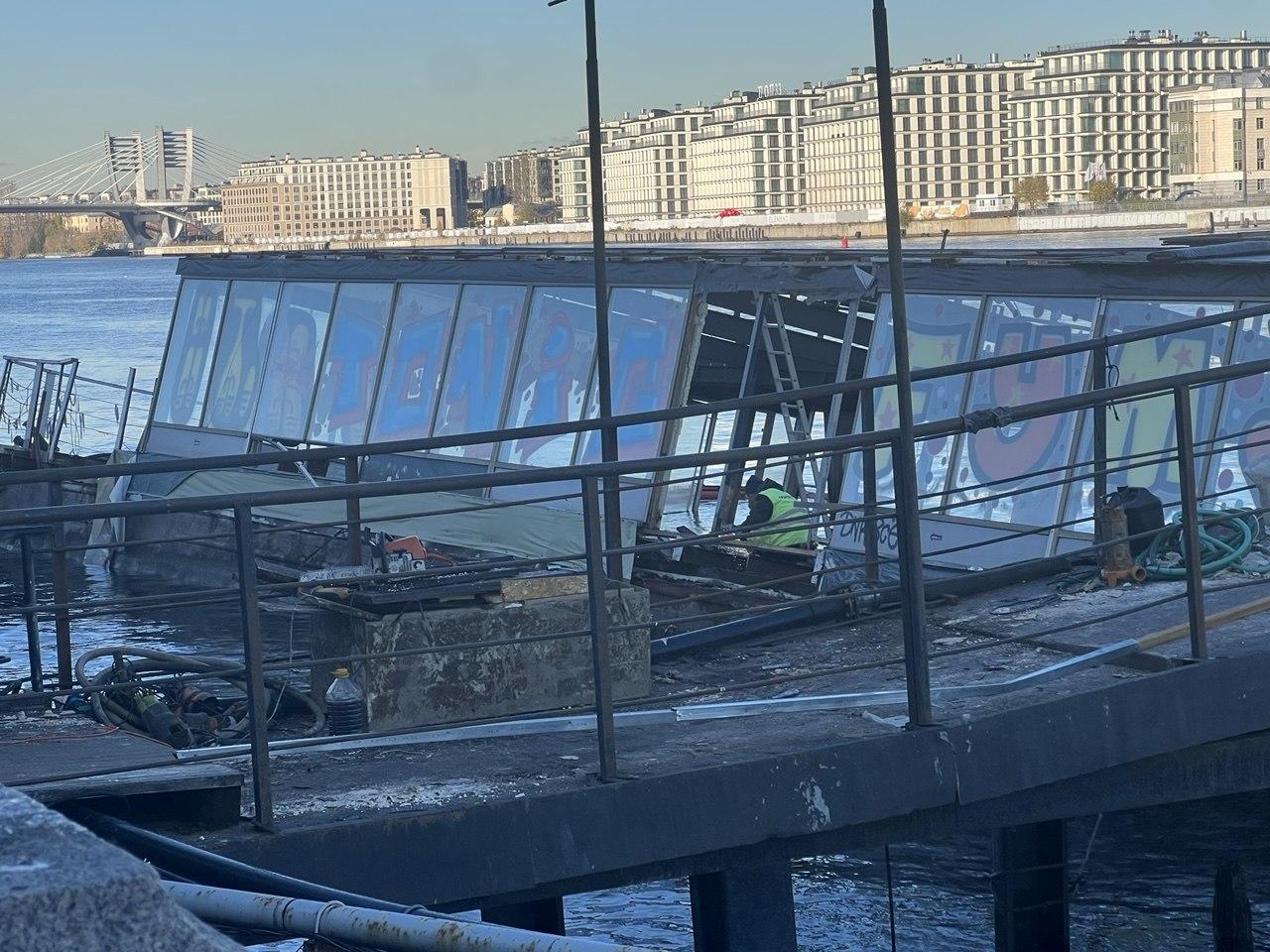 На набережной Макарова распиливают затонувший ресторан