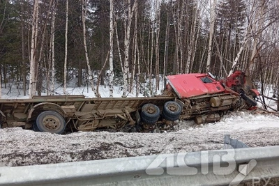 Большегрузный автомобиль сошёл с трассы в Тымовском районе