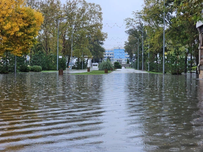Потоп у администрации Анапы | Источник: Юрий Озаровский / T.me