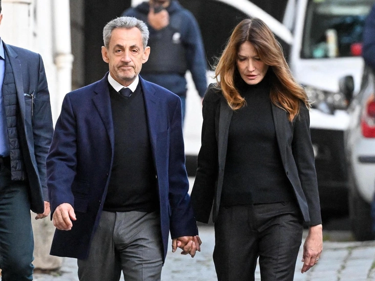 Карла Бруни сопровождает Николя Саркози по пути в тюрьму.