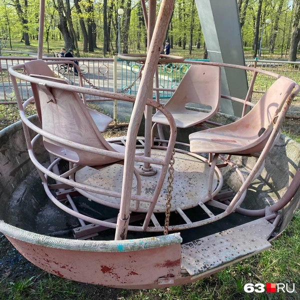 Кабинки колеса обозрения закрываются на старую цепочку | Источник: Ксения Бирюкова / 63.RU