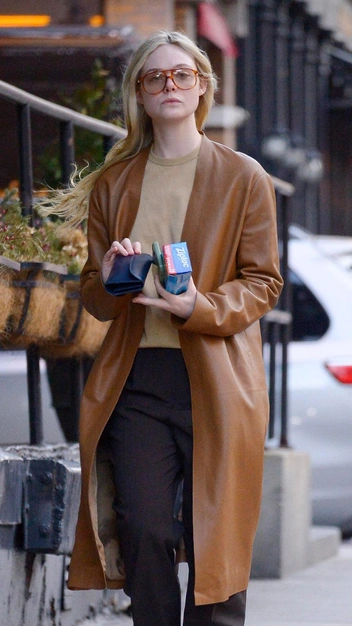 Без лишних деталей: Эль Фаннинг выглядит безупречно в лаконичном аутфите — вам нужно его повторить | marieclaire.ru