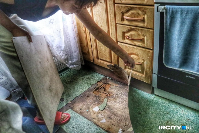 Жильцы первых этажей жалуются на то, что в дом в неудовлетворительном состоянии… | Источник: Алёна Кашпарова / «ИрСити»
