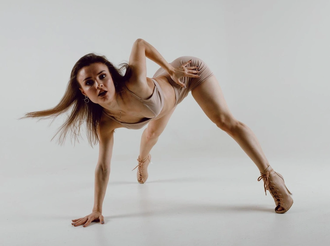 Спорт не нужен: 4 стиля танцев, которые помогут стать более гибкой и женственной | marieclaire.ru