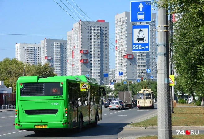 Выделенные полосы для общественного транспорта появились на улице Труда еще в 2019 году, но сейчас добавились новые участки | Источник: Артем Краснов