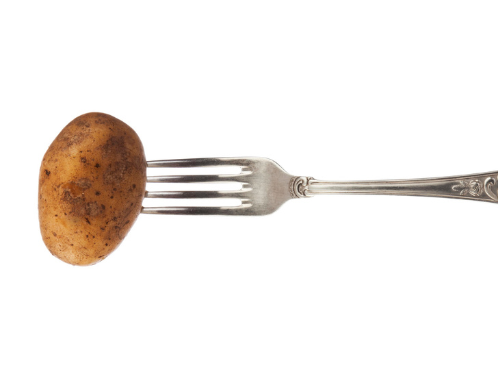 4 простых лайфхака, которые сделают чистку картофеля быстрой и легкой